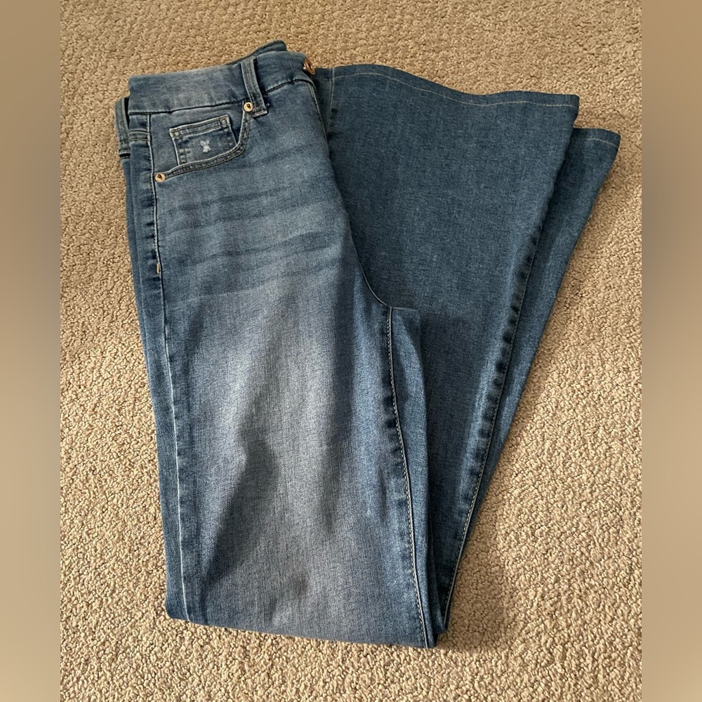 BCBG Woman’s Flare Blue Jeans, size 5/27